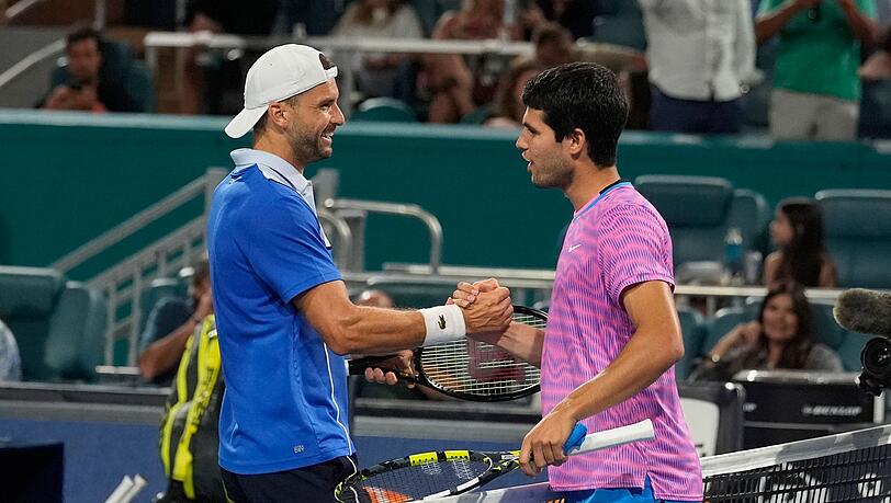 Grigor Dimitrov (l) und Carlos Alcaraz geben sich nach dem Match die Hand.