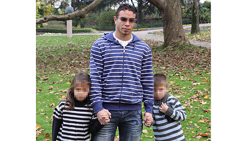 Schock nach der Bluttat: Mit seinen Kindern Shayenne (6, links) und Malik (5) erholt sich Johnny Pankey (23) momentan auf einer Kur. Schock nach der Bluttat: Mit seinen Kindern Shayenne (6, links) und Malik (5) erholt sich Johnny Pankey (23) momentan auf einer Kur.