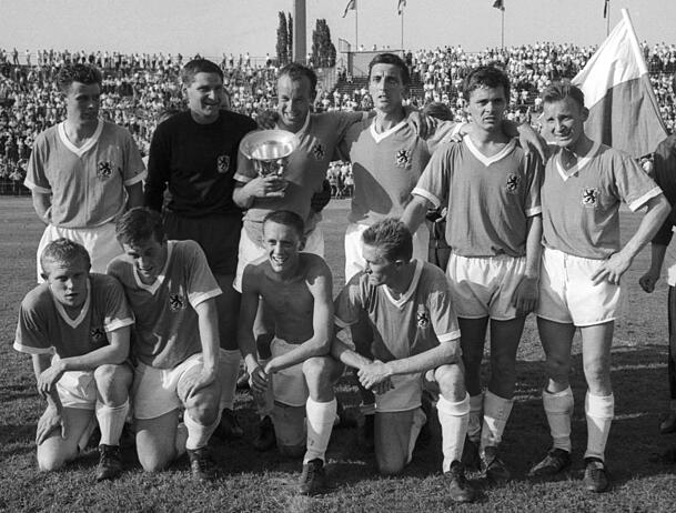 1964 triumphiert Sechzig im Finale von Stuttgart.