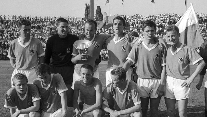 1964 triumphiert Sechzig im Finale von Stuttgart. 1964 triumphiert Sechzig im Finale von Stuttgart.