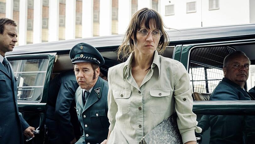 "Stammheim - Zeit des Terrors": Ulrike Meinhof (Tatiana Nekrasov) bei der Ankunft in der JVA Stuttgart Stammheim.