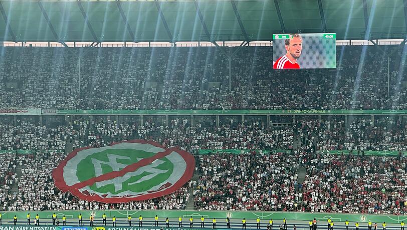 Die Fans reichten ein durchgestrichenes XXL-Logo des DFB durch das Olympiastadion.