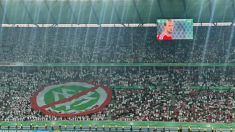 Die Fans reichten ein durchgestrichenes XXL-Logo des DFB durch das Olympiastadion.