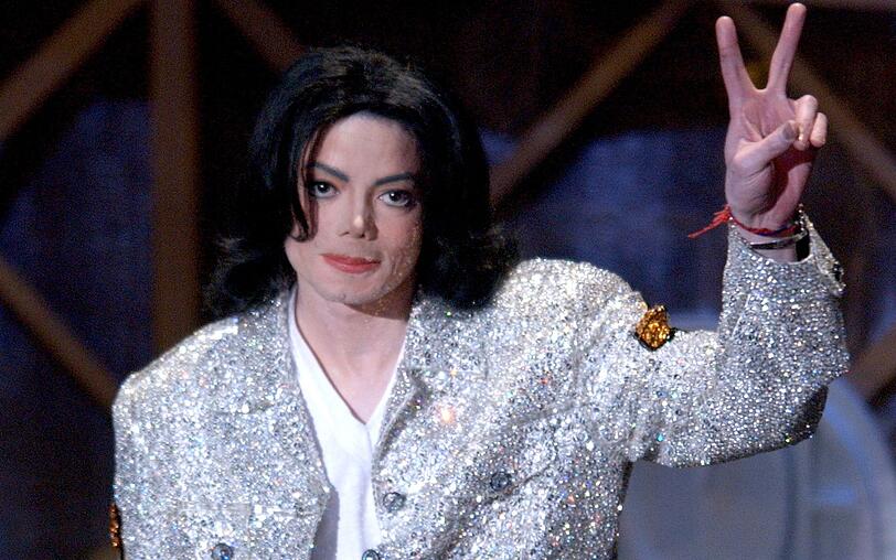Im Januar 2002 wurde Michael Jackson bei den Annual American Music Awards als "Performer des Jahrhunderts" ausgezeichnet. Sein zwei Monate zuvor erschienenes Comeback-Album war jedoch gefloppt.