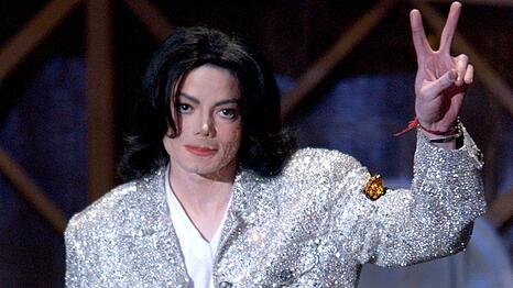 Im Januar 2002 wurde Michael Jackson bei den Annual American Music Awards als "Performer des Jahrhunderts" ausgezeichnet. Sein zwei Monate zuvor erschienenes Comeback-Album war jedoch gefloppt.