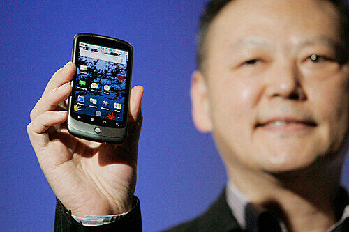 Peter Chou, CEO von HTC, zeigt das neue "Nexus One".