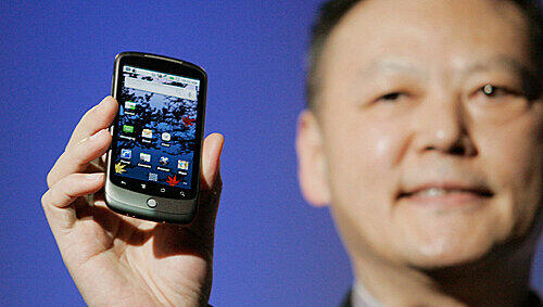 Peter Chou, CEO von HTC, zeigt das neue "Nexus One". Peter Chou, CEO von HTC, zeigt das neue "Nexus One".
