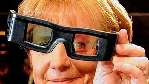 Kanzlerin Merkel probiert bei der Cebit eine 3D-Shutterbrille aus Kanzlerin Merkel probiert bei der Cebit eine 3D-Shutterbrille aus