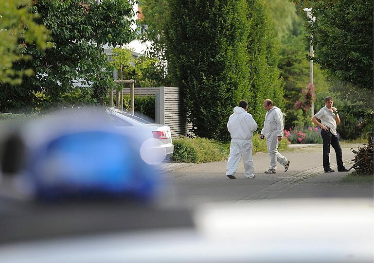 Das Haus des Sparkassendirektors Thomas Bögerl in Heidenheim-Schnaitheim ist am Montag mit heruntergelassenen Rollläden durch einen Blättervorhang zu sehen. In dem Haus wurde am Mittag die Leiche des Bankiers gefunden.