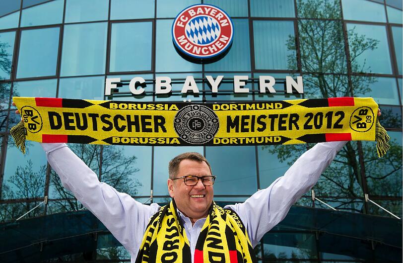 Auch das noch: Die BVB-Schals kommen aus Bayern. Provokant: Der Inhaber der Firma Metzen Athletic Muenchen, Norbert Metzen, posiert vor der Säbener mit Borussen-Schal