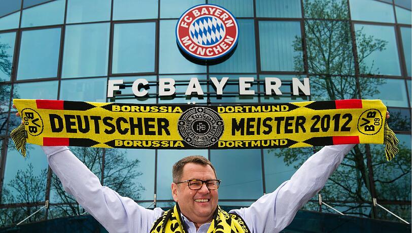 Auch das noch: Die BVB-Schals kommen aus Bayern. Provokant: Der Inhaber der Firma Metzen Athletic Muenchen, Norbert Metzen, posiert vor der Säbener mit Borussen-Schal Auch das noch: Die BVB-Schals kommen aus Bayern. Provokant: Der Inhaber der Firma Metzen Athletic Muenchen, Norbert Metzen, posiert vor der Säbener mit Borussen-Schal