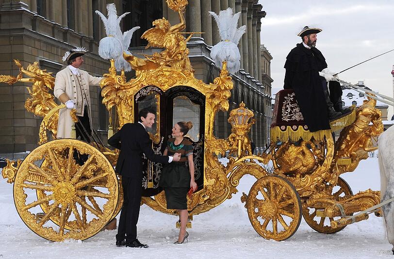 Sabin Tambrea und Hannah Herzsprung vor der goldenen Kutsche aus dem Film.