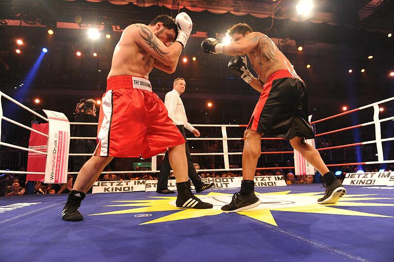 Sie gaben alles, schlugen sich mit K.O.-Hieben aus dem Ring - Die Bilder vom großen Sat.1-Promiboxen am Freitagabend.