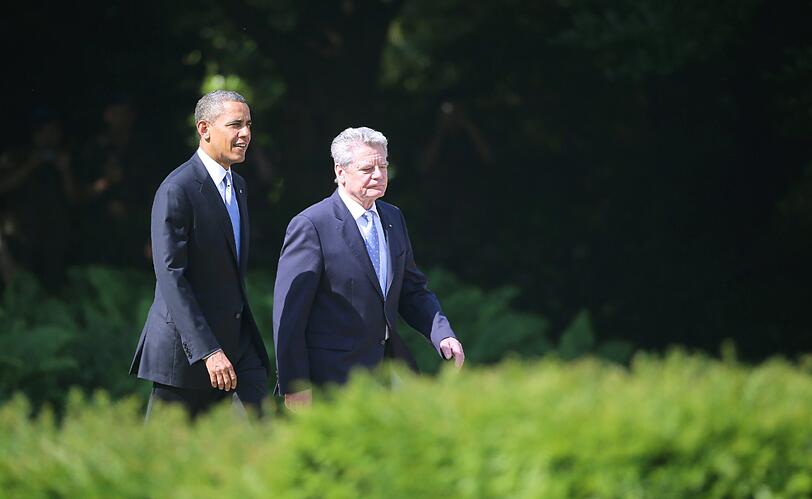 US-Präsident Obama ist im Park von Schloss Bellevue mit Bundespräsident Gauck zusammengetroffen.