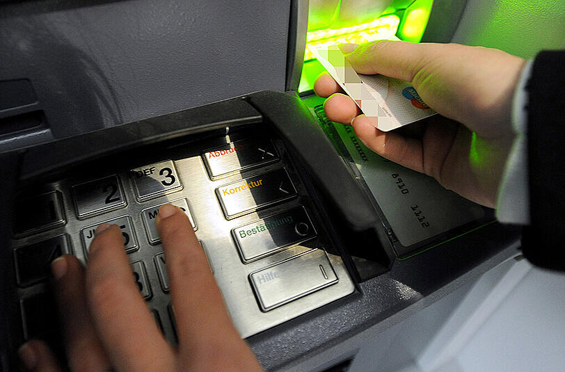 Viele Banken verlangen immer noch hohe Gebühren für die Benutzung ihrer Geldautomaten durch Kunden anderer Institute.