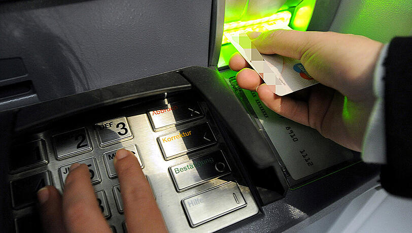 Viele Banken verlangen immer noch hohe Gebühren für die Benutzung ihrer Geldautomaten durch Kunden anderer Institute. Viele Banken verlangen immer noch hohe Gebühren für die Benutzung ihrer Geldautomaten durch Kunden anderer Institute.