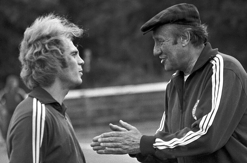 29. Mai 1974: Helmut Schön und Nationalspieler Uli Hoeneß während der WM-Vorbereitung in der Sportschule in Malente.