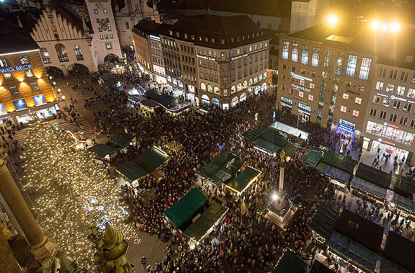 Nach dem Einkaufen auf den Christkindlmarkt am Marienplatz &ndash; so machen&rsquo;s viele Münchner in der Adventszeit.