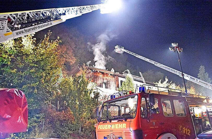 Der Einsatz dauerte mehrere Stunden - erst nach Mitternacht konnte der Dachstuhlbrand unter Kontrolle gebracht werden. Die Bilder.