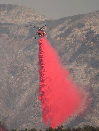 Ein Hubschrauber vom Typ Sikorsky S-64 Skycrane wirft Löschmittel über einem Buschfeuer in Santa Barbara ab.