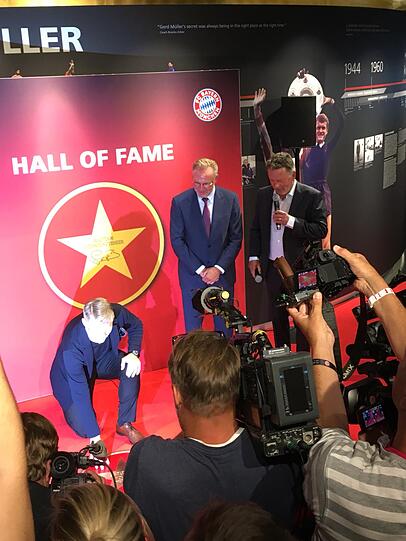 Bastian Schweinsteiger enthüllt in der Allianz Arena seinen Stern in der Hall of Fame.
