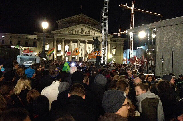 Der Max-Joseph-Platz ist voll: Tausende Münchner versammeln sich vor der Staatsoper zur Kundgebung gegen die Pegida-Bewegung.