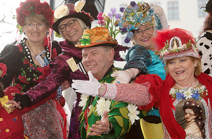 Feburar 2015: Die Marktfrauen am Viktualienmarkt mit Münchens Oberbürgermeister Dieter Reiter (SPD).
