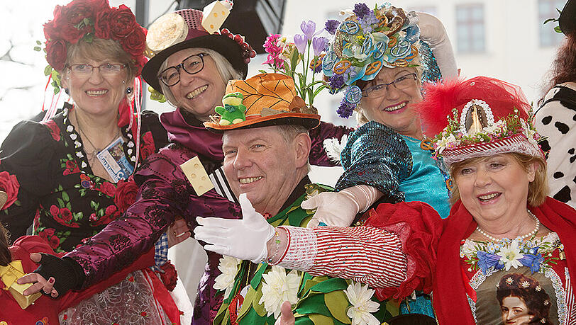 Feburar 2015: Die Marktfrauen am Viktualienmarkt mit Münchens Oberbürgermeister Dieter Reiter (SPD). Feburar 2015: Die Marktfrauen am Viktualienmarkt mit Münchens Oberbürgermeister Dieter Reiter (SPD).