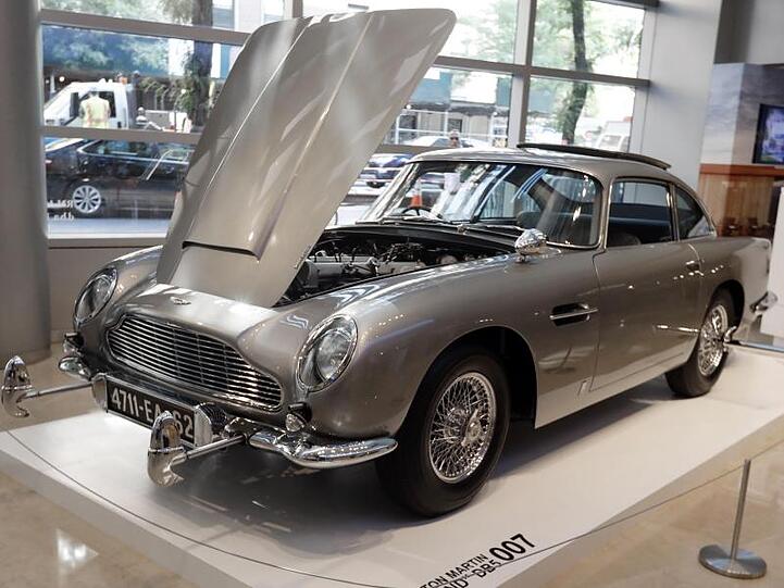 Der legendäre Aston Martin ist mit zahlreichen Extras ausgestattet.