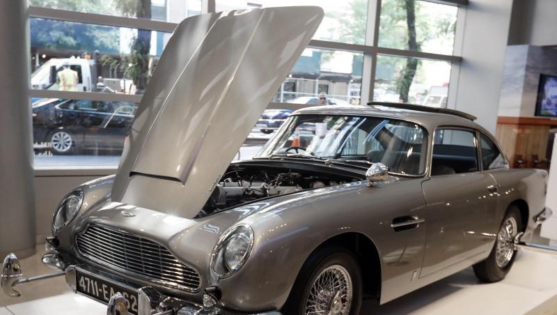 Der legendäre Aston Martin ist mit zahlreichen Extras ausgestattet. Der legendäre Aston Martin ist mit zahlreichen Extras ausgestattet.