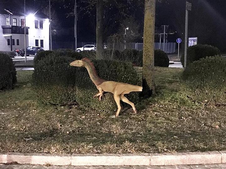 Das am Schwanz beschädigte Modell eines Dinosauriers "Coelophysis" steht an einem Kreisverkehr im Landkreis Kelheim. Foto: Polizei Beilngries