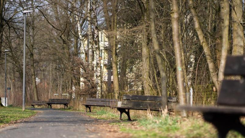 Die Sonne scheint auf leere Sitzbänke entlang eines Fußgängerweges. Foto: Nicolas Armer/dpa/Symbolbild Die Sonne scheint auf leere Sitzbänke entlang eines Fußgängerweges. Foto: Nicolas Armer/dpa/Symbolbild