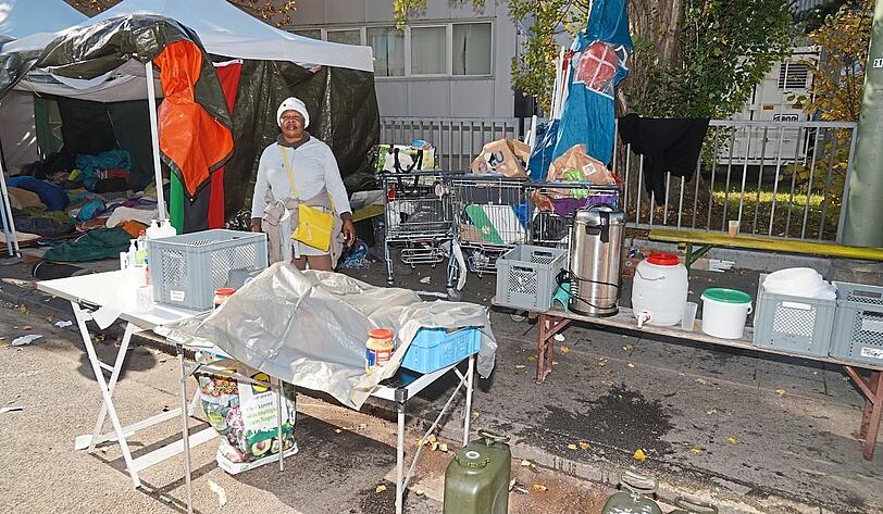 Die Camp-Küche: Gekochten Reis bringen die Frauen von Zuhause.