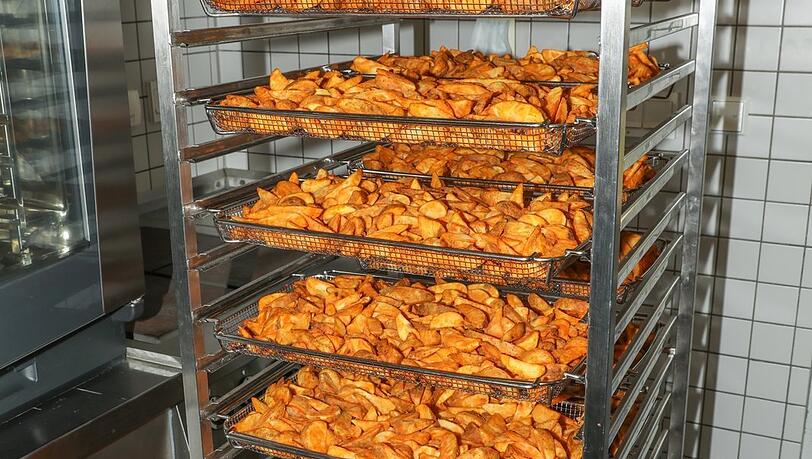30 Kilo Kartoffelecken bereitet die Schulmensa zur Currywurst vor. 30 Kilo Kartoffelecken bereitet die Schulmensa zur Currywurst vor.