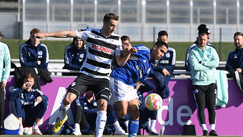 Der SC Verl gewinnt gegen Schalke 04 mit 2:1.