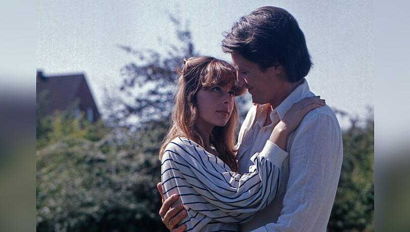 "Tatort: Reifezeugnis" (1977): Schülerin Sina Wolf (Nastassja Kinski) in den Armen von Lehrer Helmut Fichte (Christian Quadflieg). "Tatort: Reifezeugnis" (1977): Schülerin Sina Wolf (Nastassja Kinski) in den Armen von Lehrer Helmut Fichte (Christian Quadflieg).