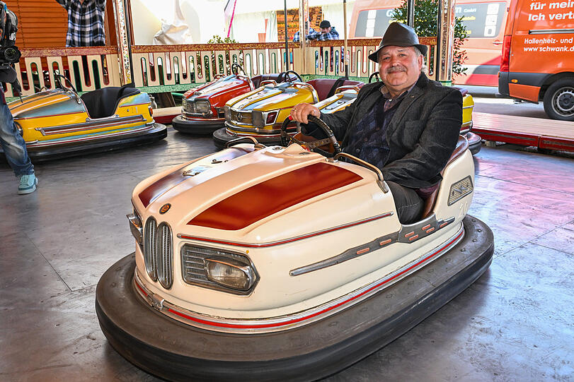 Richard Müller in seinem Holzpfosten Scooter.