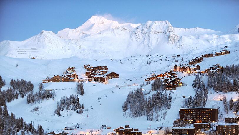 Bei Lawinenabgängen in den französischen Alpen, darunter im Skigebiet La Plagne, gab es Tote. (Archivbild) Bei Lawinenabgängen in den französischen Alpen, darunter im Skigebiet La Plagne, gab es Tote. (Archivbild)