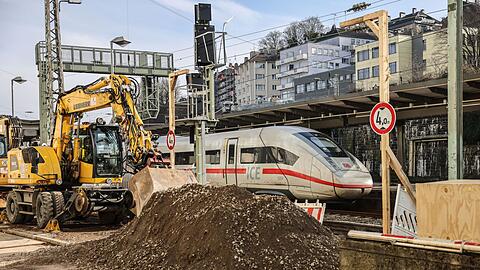 Die Bagger am Wuppertaler Hauptbahnhof stehen schon bereit.
