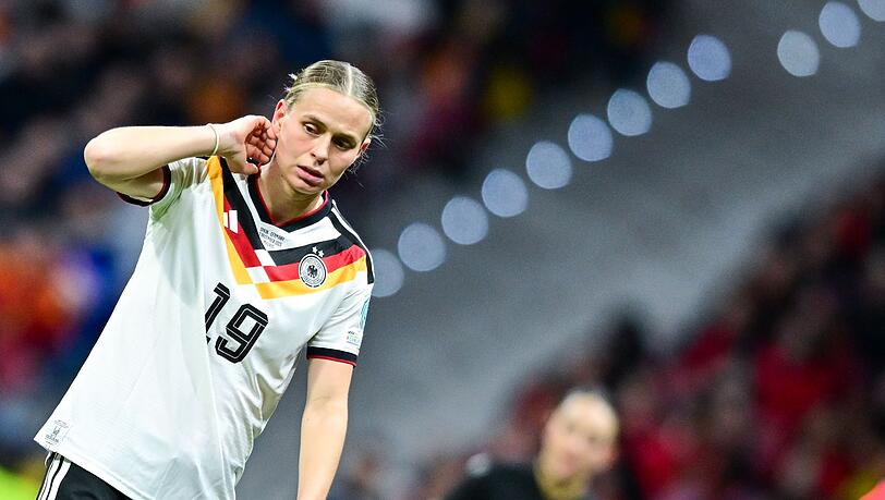 Fehlt wegen einer Muskelverletzung: Bayern-St&uuml;rmerin Klara B&uuml;hl. (Archivbild)