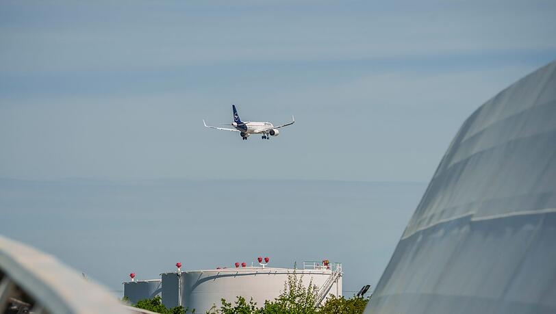 Lufthansa verspricht Passagieren sicheres Kerosin. Lufthansa verspricht Passagieren sicheres Kerosin.