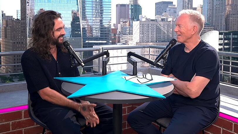 Tom Kaulitz und Johannes B. Kerner trafen sich im WM-Studio von MagentaTV in New York City. Tom Kaulitz und Johannes B. Kerner trafen sich im WM-Studio von MagentaTV in New York City.