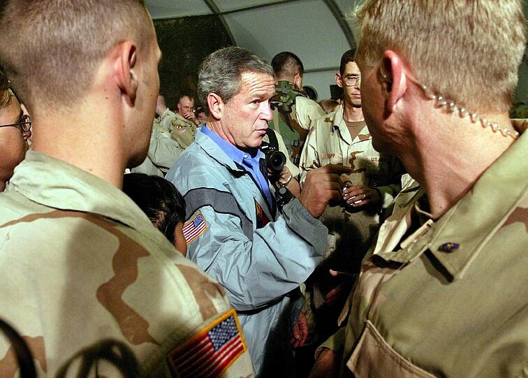 George W. Bush 2002 auf Truppenbesuch im Irak.