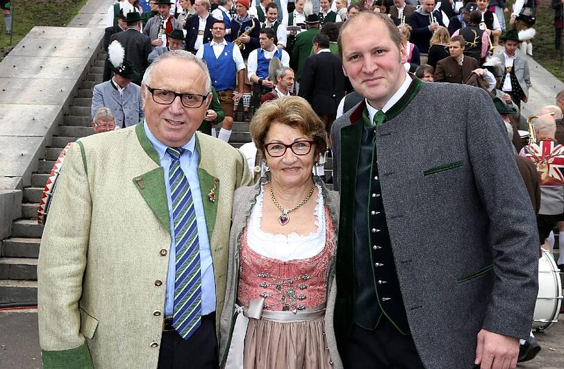 Die Wirtsfamilie aus dem Hacker-Festzelt: Toni Roiderer (l.) mit Frau Christl und Sohn Thomas, der bald der Boss des Betriebs ist.