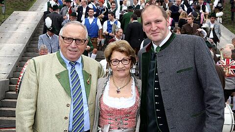 Die Wirtsfamilie aus dem Hacker-Festzelt: Toni Roiderer (l.) mit Frau Christl und Sohn Thomas, der bald der Boss des Betriebs ist.