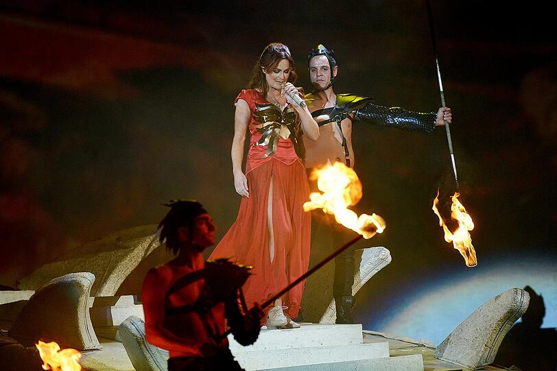 Feurig rot: Schlagerkönigin Andrea Berg schreitet die Stufen des Glücksdrachenschwanzes in der Olympiahalle hinunter.
