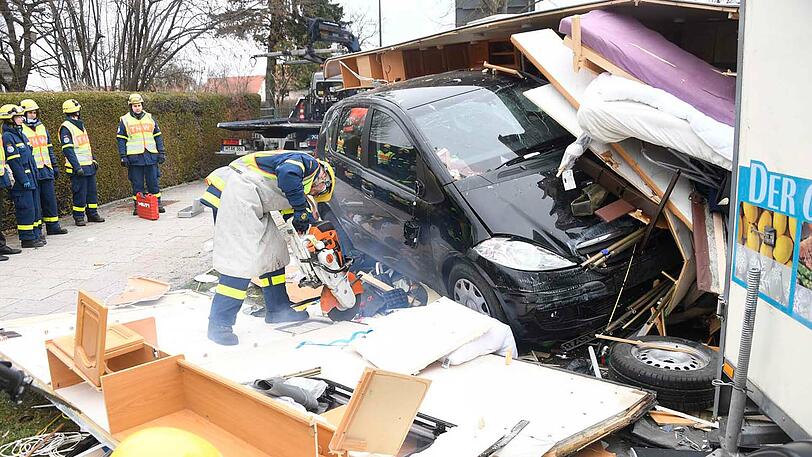 Die Münchner Straße in Feldkirchen - ein einziges Schlachtfeld. Die Bilder vom spektakulären Wohnwagen-Unfall.