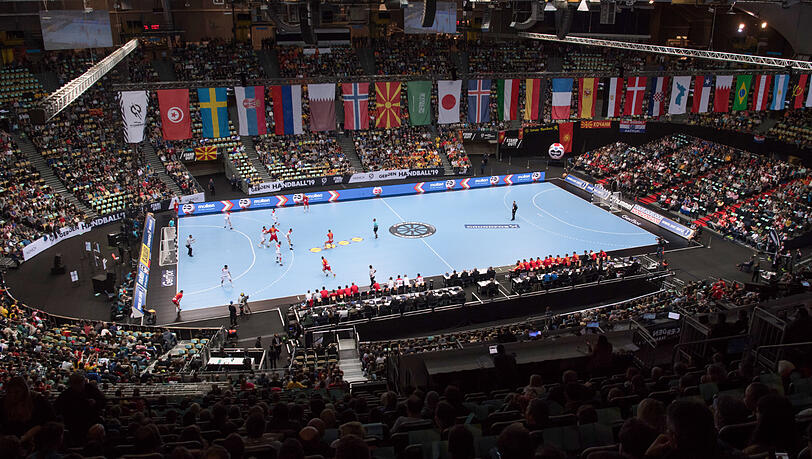 Ein Handballspiel in der Olympiahalle: Hier wird es künftig um drei Grad kühler. (Archivbild)