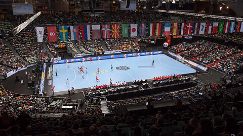 Ein Handballspiel in der Olympiahalle: Hier wird es künftig um drei Grad kühler. (Archivbild)