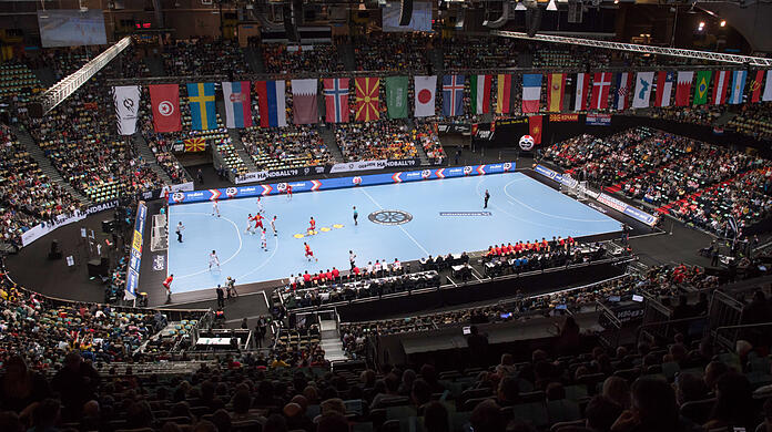 Ein Handballspiel in der Olympiahalle: Hier wird es künftig um drei Grad kühler. (Archivbild)